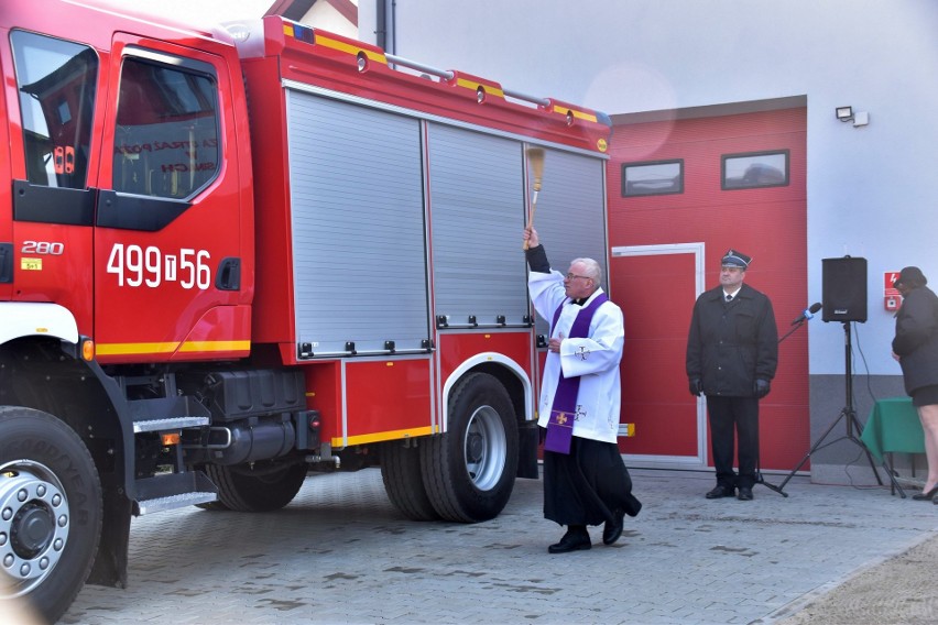 Ksiądz Jacek Celuch święci nowy wóz strażacki.