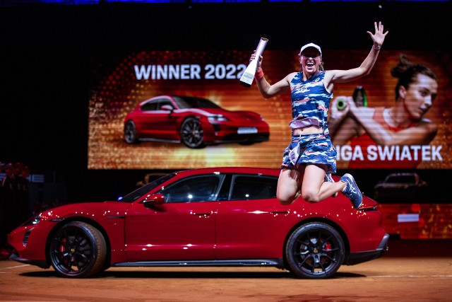 Iga Świątek z trofeum i samochodem za zwycięstwo w turnieju WTA 500 w Stuttgarcie. W finale pokonała Białorusinkę Arynę Sabalenkę 6:2, 6:2