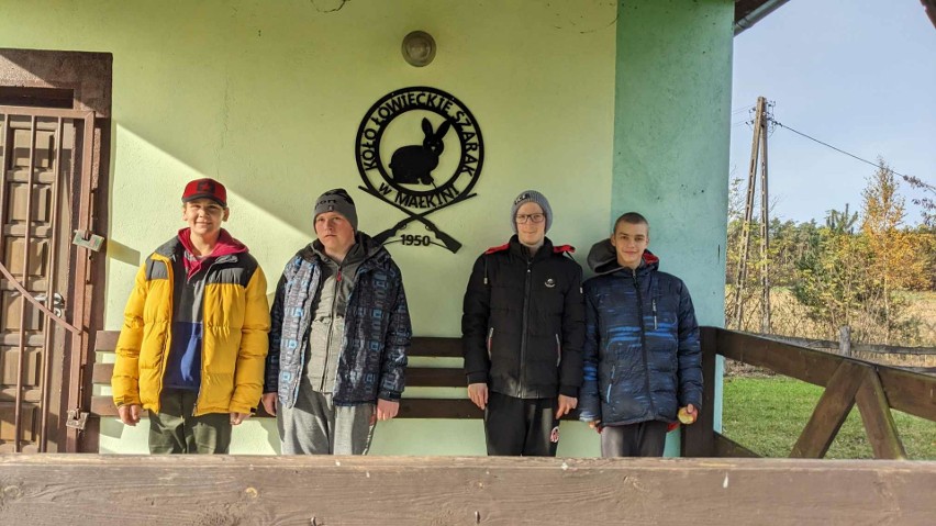 Wychowankowie SOS-W w Zuzeli troszczą się o zwierzęta. Pomagają im przetrwać zimę