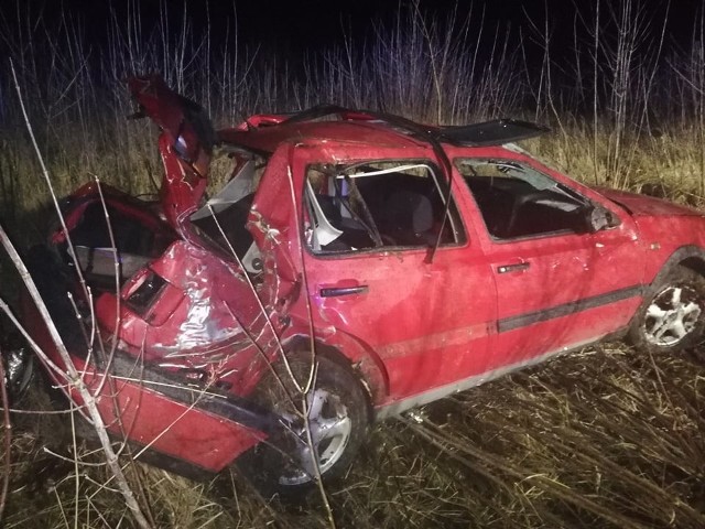 Do wypadku doszło w środę późnym popołudniem w miejscowości Krzywopłoty pod Karlinem. Kierujący autem osobowym wypadł z drogi i dachował. Zdarzenie wyglądało poważnie. Na miejsce przyjechała straż pożarna. Jak dowiedzieliśmy się od dyżurnego białogardzkiej policji kierowca miał dużo szczęścia. Nic poważnego mu się nie stało. Zobacz także: Koszalin: śmiertelny wypadek w Mścicach