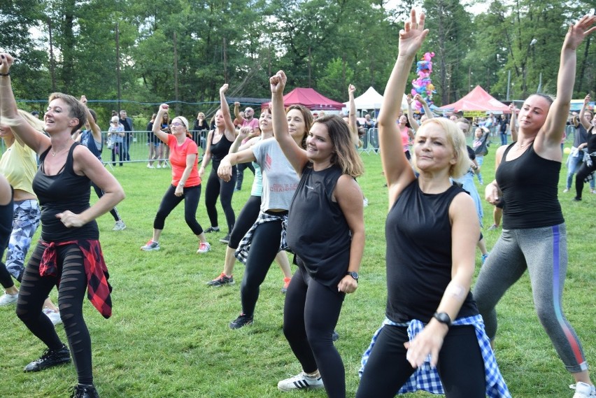 Michałowice. Piknik Wolności z Letnim Maratonem Zumby pod chmurką ZDJĘCIA]