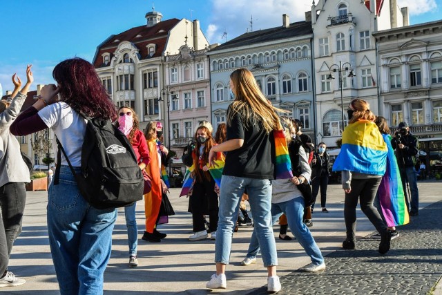 "Nigdy nie będziesz szła sama/Tańczymy dla Margo" - pod takim hasłem w poniedziałek (7 września) pod Pomnikiem Walki i Męczeństwa Ziemi Bydgoskiej na Starym Rynku odbyła się manifestacja w geście solidarności z osobami LGBT.