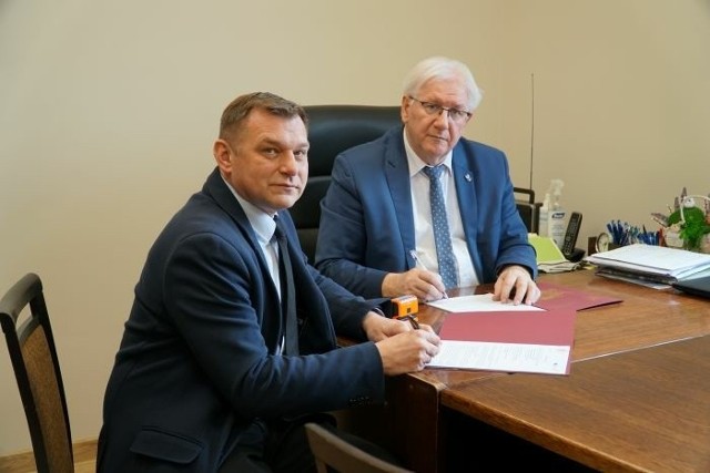 Na zdjęciu od lewej Tomasz Stolarek - dyrektor-prezes Przedsiębiorstwa Robót Drogowych w Zwoleniu, a także Stefan Bernaciak - starosta zwoleński.