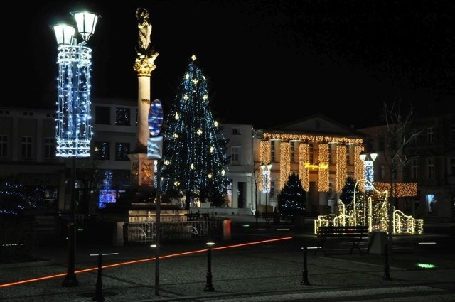 Tak wygląda Rynek w Oleśnie i centrum miasta w bożonarodzeniowo-noworocznym oświetleniu.
