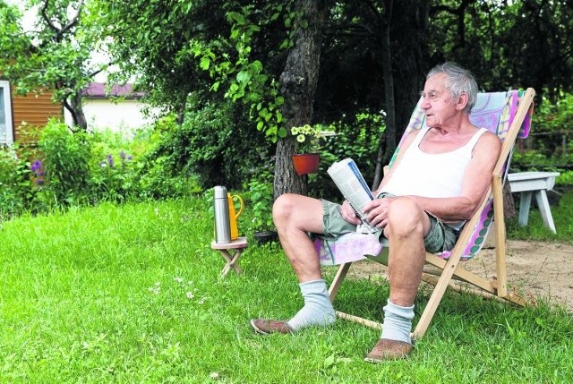 Zdzisław Zaręba zachwala życie działkowicza. - Można posiedzieć w ciszy i spokoju. Istnienie ogródków jest też dobre dla miasta. To przecież takie nasze zielone płuca - mówi. Spotkaliśmy go na działce w okolicach ul. Mickiewicza.