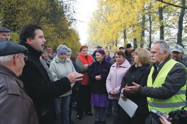 Kilkudziesięciu mieszkańców Chotyńca protestowało wczoraj przed główną bazą J&P Avax, która buduje autostradę A4. Byli przygotowani na blokadę, postanowili jednak na razie odstąpić od niej.