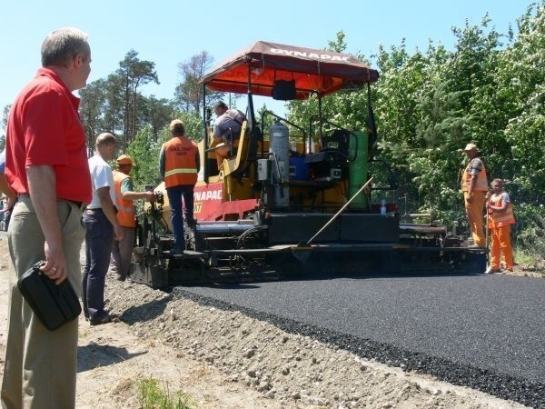 Nowa dwuwarstwowa nawierzchnia kładziona jest na nowej porządnej, betonowej podbudowie, takiej jaką stosuje się w krajach zachodnich.