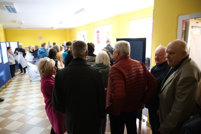 Ogromna kolejka w lokalu wyborczym w Przedszkolu Samorządowym numer 35 przy ulicy Orkana 13 w Kielcach. W wielu miejscach trwa wyborcze "szaleństwo".