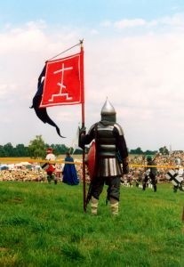 Pan Piotr przyjeżdża do kraju, aby wziąć udział w tegorocznej inscenizacji bitwy grunwaldzkiej.