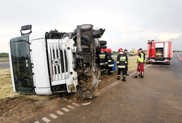 TIR przewrócił się na zjeździe z autostrady k. Rzeszowa.