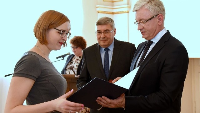 Nagrody laureatom wręczył prezydent Jacek Jaśkowiak razem z Grzegorzem Ganowiczem z PO, przewodniczącym Rady Miasta