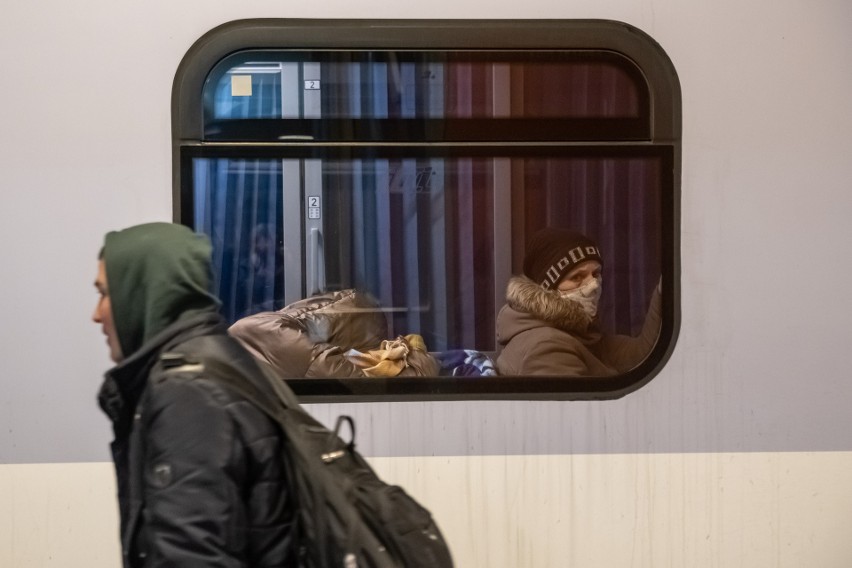 Kraków. Przyjechał nocny pociąg z Przemyśla pełen uchodźców