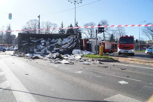 W centrum Słupska wywróciła się ciężarówkaW centrum Słupska wywróciła się ciężarówka