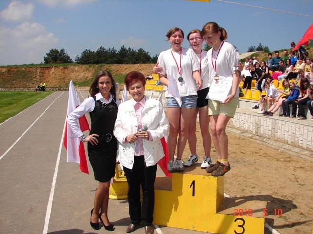 Zwyciężczynie biegu otrzymały gratulację od Zofii Kosno, wójt gminy i Moniki Czerwiak, finalistki konkursu Miss Polonia Ziemi Radomskiej 2010. 