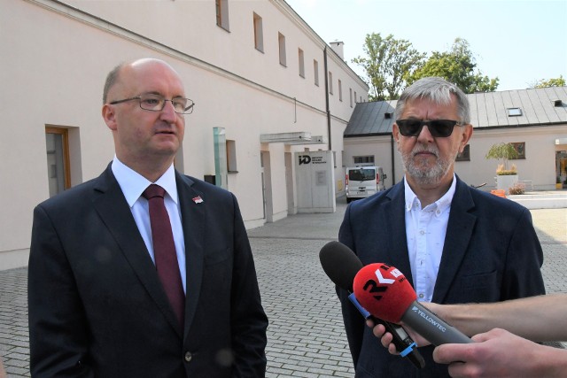 Na zdjęciu od lewej: Piotr Wawrzyk, wiceminister spraw zagranicznych oraz Marek Maciągowski, dyrektor naukowy Ośrodka Myśli Patriotycznej i Obywatelskiej w Kielcach.