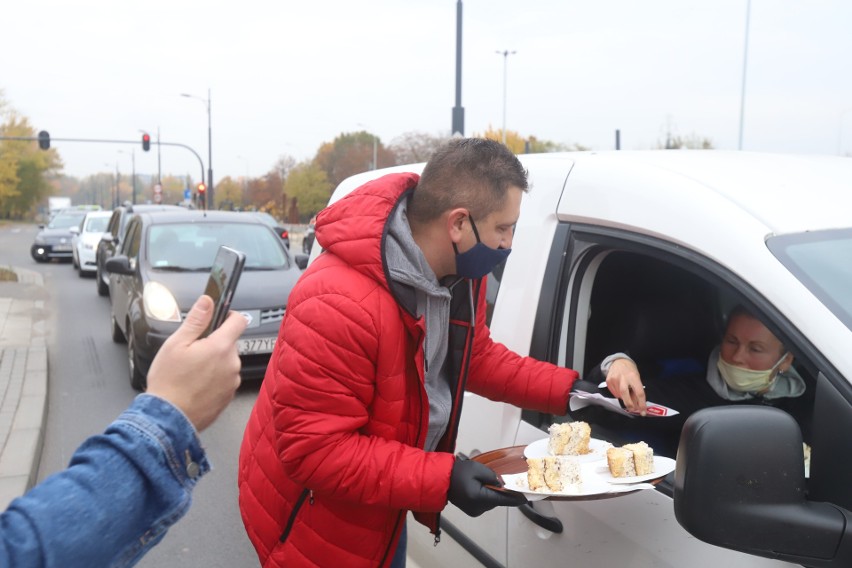 Tort na urodziny remontu al. Śmigłego-Rydza w Łodzi. Prace trwają już 800 dni!