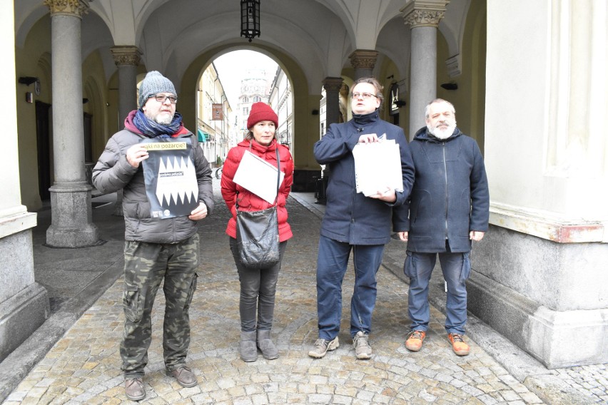 Dziś (14 stycznia) mieszkańcy Leśnicy złożyli dokumenty...