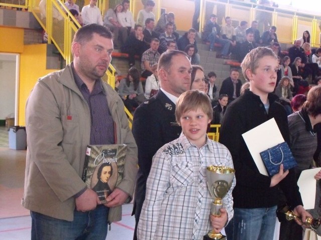 Mikołaj Nowakowski, uczeń szkoły podstawowej w Ciepielowie (na zdjęciu w środku), będzie reprezentował Mazowsze w ogólnopolskim finale Turnieju Wiedzy Pożarniczej.