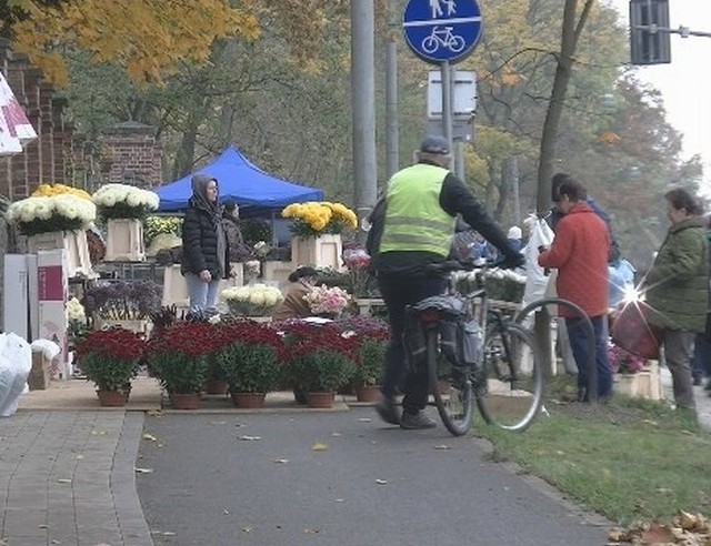 Handlarze stoją legalnie na ścieżce rowerowej przy Cmentarzu Centralnym w Szczecinie.