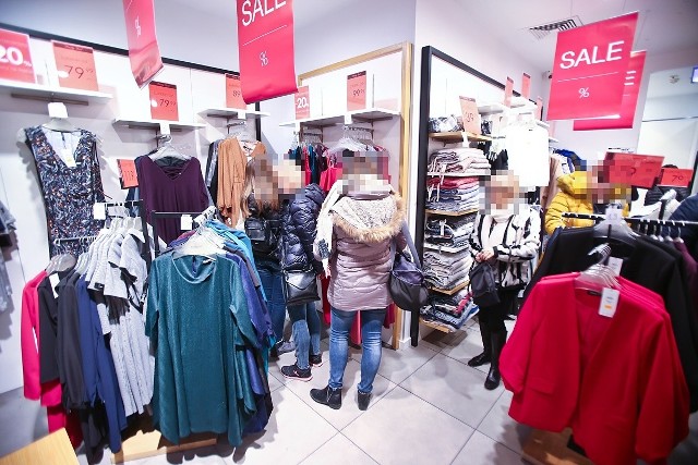 Komornik sprzedaje ubrania ze sklepu w CH Korona. Za miesiąc ceny będą jeszcze niższe