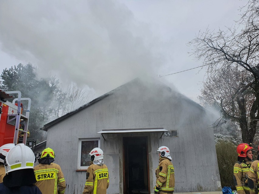Pożar domu w Woli Filipowskiej gasiło sześć jednostek straży...
