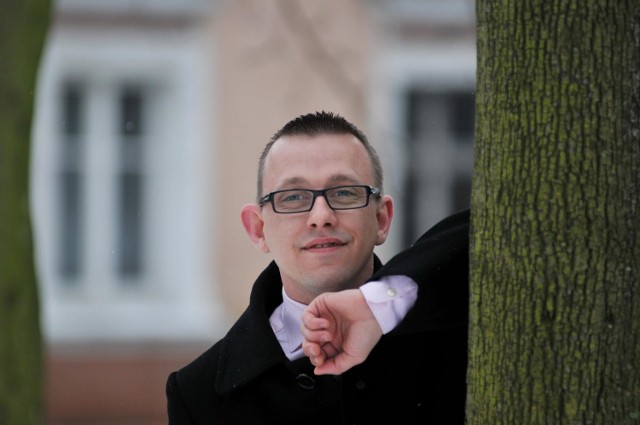 Marcin Jelinek. Ma 32 lata, jest radnym gminy Kożuchów, na co dzień mieszka w Książu Śląskim.