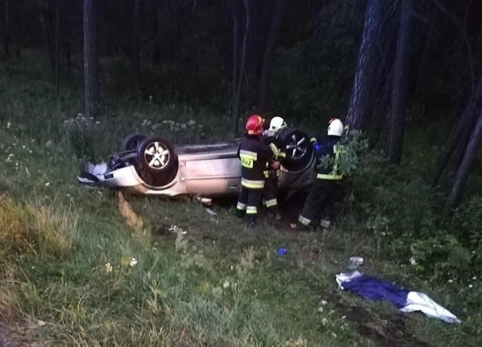 Samochód wypadł z drogi i dachował na drodze krajowej 94 koło Olkusza. Jedna osoba poszkodowana