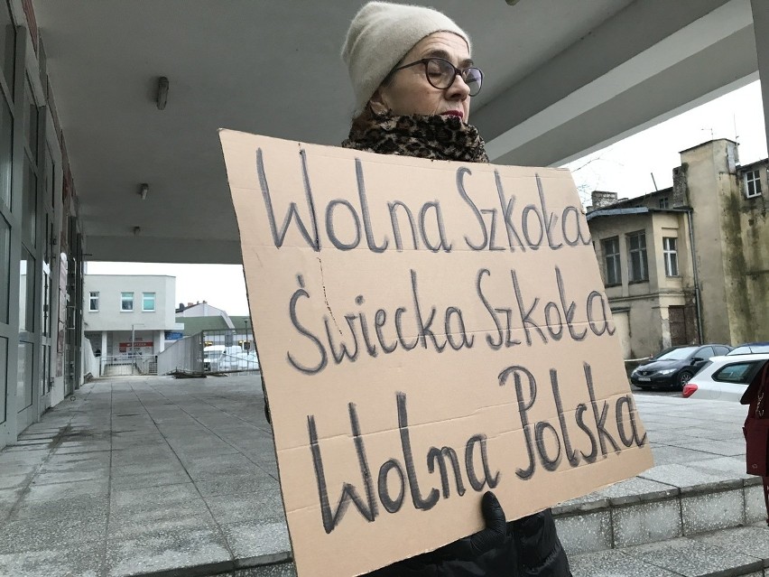Pikieta "Wolna szkoła" przed inspektoratem oświaty w Słupsku