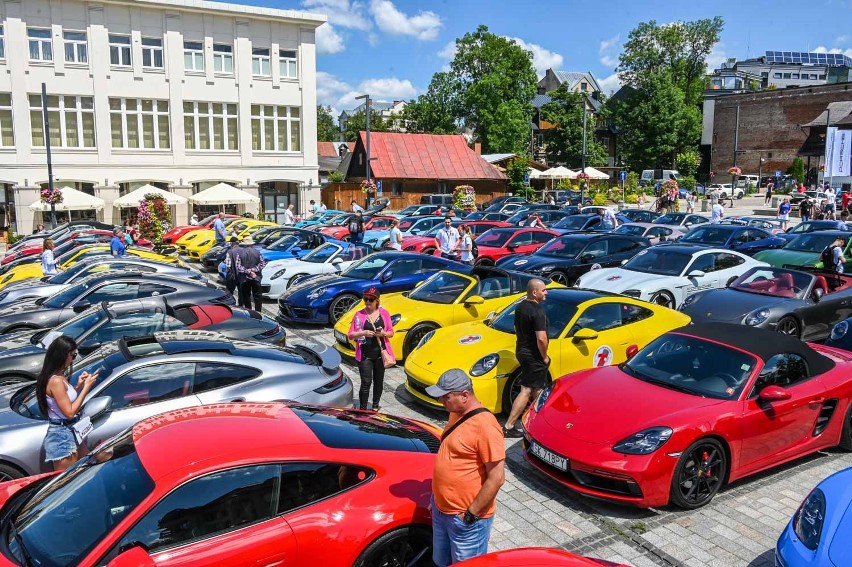 Zakopane. 650 koni pod maską, legendarny wygląd. Samochody porsche opanowały miasto pod Giewontem 