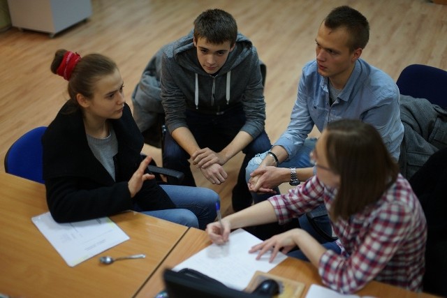 Młodzież ze słupskiego ekonomika stworzyła słupską grupę Amnesty International. Od lewej: uczniowie - Klaudia Borkowska, Maciek Miłakowski, Przemek Zalewski oraz dziennikarz - Dorota Aleksandrowicz.