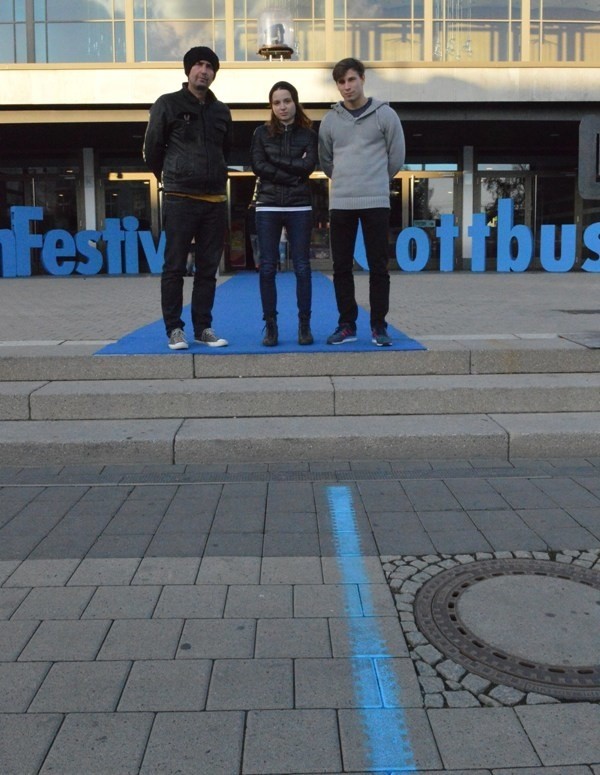 W sobotę przed centrum festiwalowym w Stadthalle ekipa &#8222;Miasta 44&#8221;: aktorzy Anna Próchniak, Józef Pawłowski i autor zdjęć Marian Prokop.