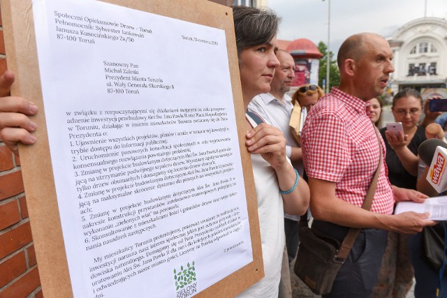 Społeczni Opiekunowie Drzew w Toruniu, złożyli dziś wniosek do prezydenta miasta. Dotyczy m.in. przeprowadzenia ponownych konsultacji i zmniejszenia liczby drzew przeznaczonych do wycinki