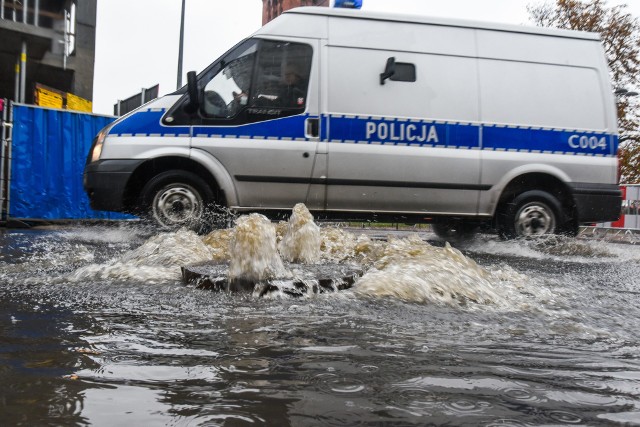 Trzy lata temu wody deszczowej na bydgoskich ulicach mieliśmy w nadmiarze. Teraz ratusz zachęca do zbierania deszczówki. W pewnych przypadkach trzeba jednak mieć na to... pozwolenie.