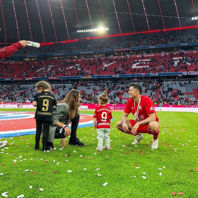 Anna Lewandowska z córkami na mistrzowskiej fecie Bayernu