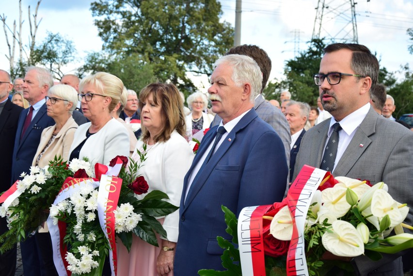 Obchody rocznicy Sierpnia '80 w Gdyni. Pod pomnikiem Ofiar Grudnia 1970 złożono kwiaty. ZDJĘCIA