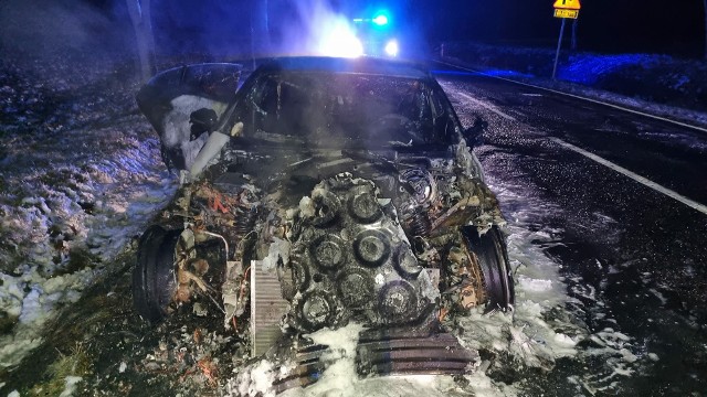 Kolejny samochód stanął w ogniu. Przód auta kompletnie się rozpuścił