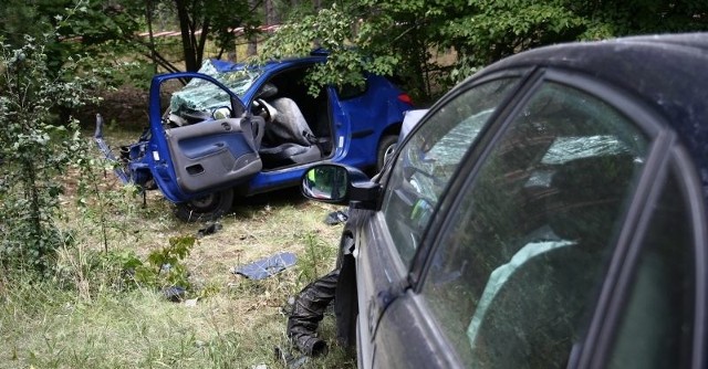 Trzy osoby jadące peugeotem giną na miejscu, 52-letni kierowca wypada z samochodu