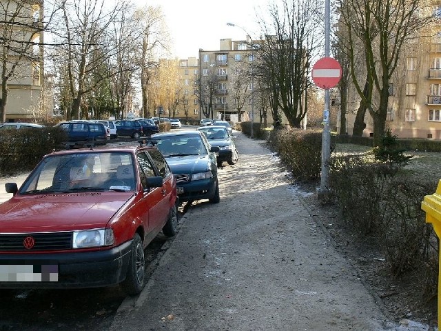 Przy ulicy Skalna Góra kierowcy zatrzymują swoje pojazdy na całej długości chodnika.