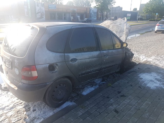 Kierowca zauważył dym wydobywający się spod maski pojazdu. Zjechał do zatoki autobusowej przy ul. Budowlanych. Próbował sam ugasić płomienie, ale nie udało się. Wezwał na pomoc strażaków.Na miejscu pojawiły się dwa zastępy. Akcja trwała niecałą godzinę. Przyczyną pożaru była awaria instalacji elektrycznej. Spaleniu uległa komora silnika i wnętrze renault. Straty oszacowano na 3 tys. zł.