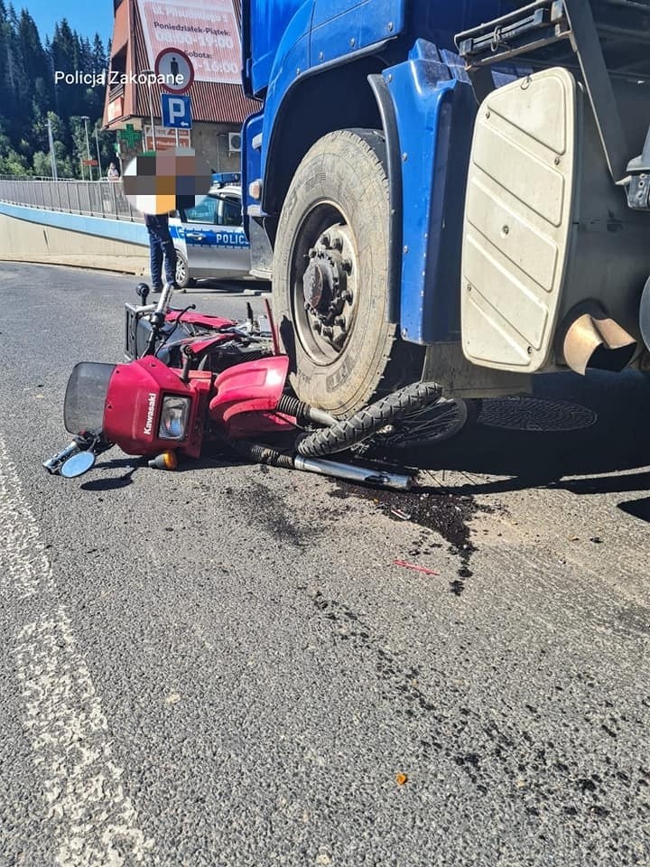 Poronin. Poważny wypadek przed urzędem gminy. Motocyklista potrącony przez ciężarówkę