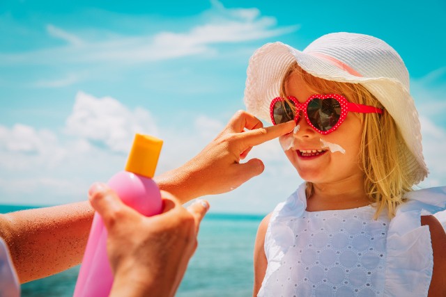Chcesz chronić swoje dziecko przed poparzeniami słonecznymi? Sprawdź, nasz ranking najlepszych kremów z filtrem przeciwsłonecznym.