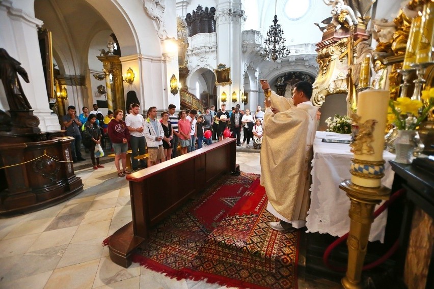 Tysiące pielgrzymów i tańczący księża na mszy w Trzebnicy