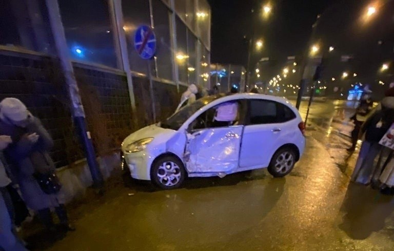 Poważne zderzenie trzech aut na Ruczaju w Krakowie. Są ranni, auto wylądowało na budynku