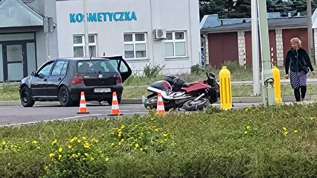 Kierujący volkswagenem, jadąc ul. Pułaskiego w kierunku Budziska nie ustąpił pierwszeństwa motocykliście jadącemu ul. Armii Krajowej w kierunku wschodnim, doprowadzając do zderzenia.