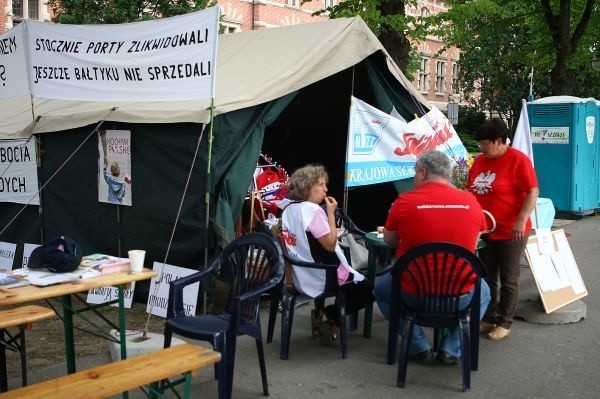 Protestujący związkowcy zadomowili się już na Wałach Chrobrego w Szczecinie