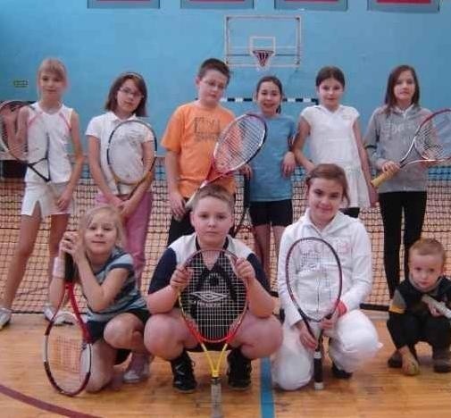 Grupa młodych tenisistów z rocznika 1997 i młodsi.