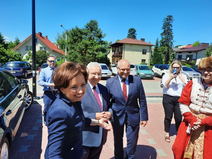 Minister rodziny i polityki społecznej Marlena Maląg w Opatowie. Przywiozła promesę na Środowiskowy Dom Samopomocy [WIDEO, ZDJĘCIA]