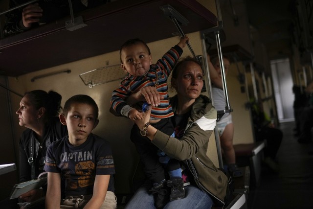 Ukraińcy masowo uciekają z rejonów ogarniętych walkami