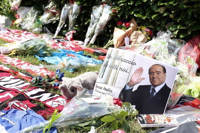 Przed prywatną posiadłość Silvio Berlusconiego w Arcore koło...