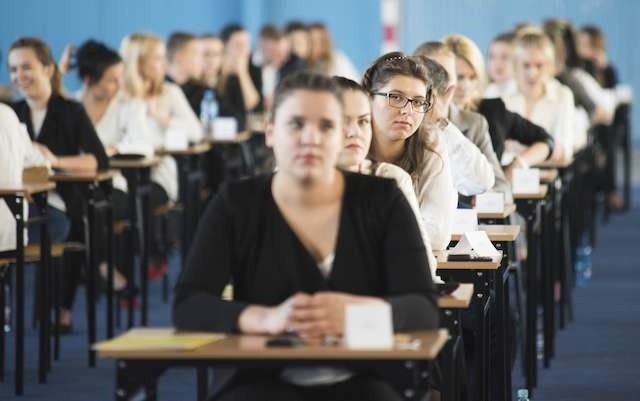 Matura 2016 dzień drugi egzamin z matematykiUczniowie III LO pisali obowiązkową maturę z matematyki maturzystka Magdalena Barszcz